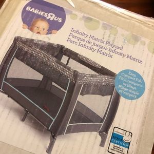 Brand New Playard in Box Help Mom a lot